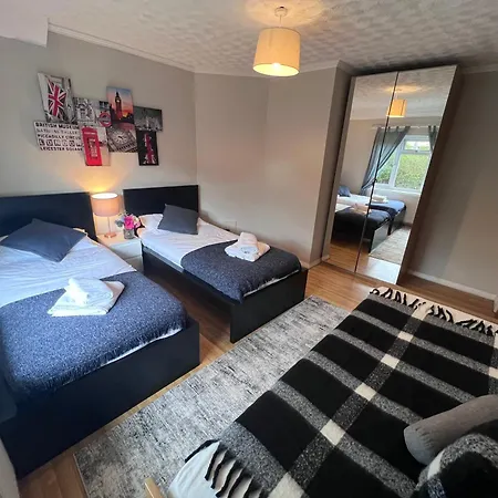 Croydon With Parking Apartment