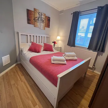 Croydon With Parking Apartment
