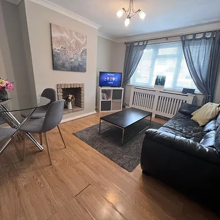Croydon With Parking Apartment London