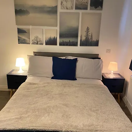35 Mins To London. 3 Bedrooms. 2 Bathrooms With Garden * London