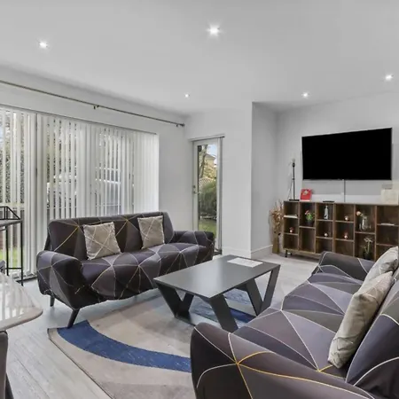 Luxury 2bedroom - 2bath - Prime Location - Patio *