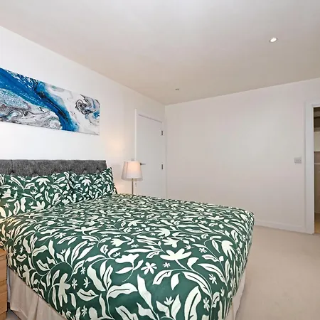 Grand Kew Gardens Apartman London