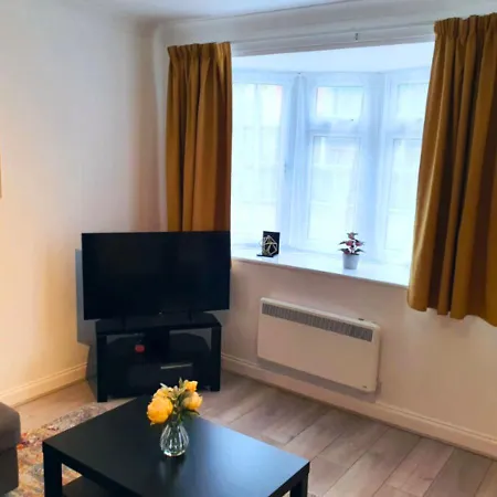 Fw Haute At Wembley: Ground Floor Flat With Free Wi-fi And Parking *