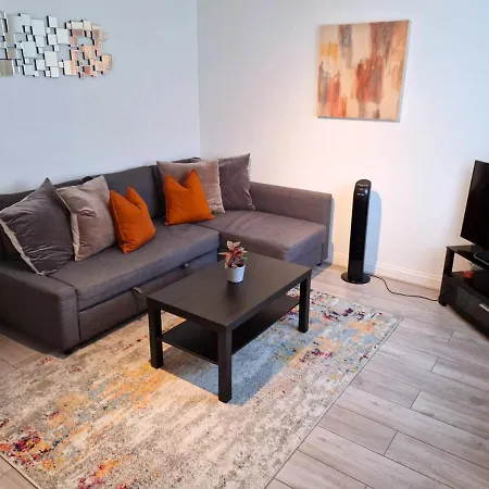 Fw Haute At Wembley: Ground Floor Flat With Free Wi-fi And Parking