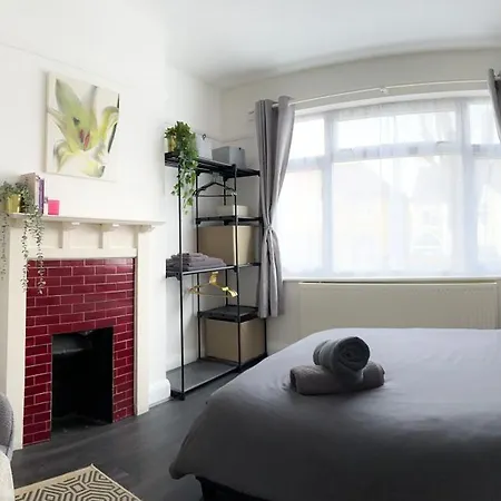Wembley Oasis: Modern Semi-detached Near Stadium Holiday home London