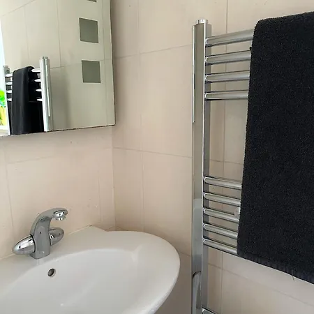 Wembley Oasis: Modern Semi-detached Near Stadium Holiday home *