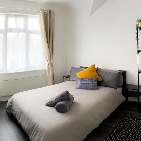 Holiday home Wembley Oasis: Modern Semi-detached Near Stadium