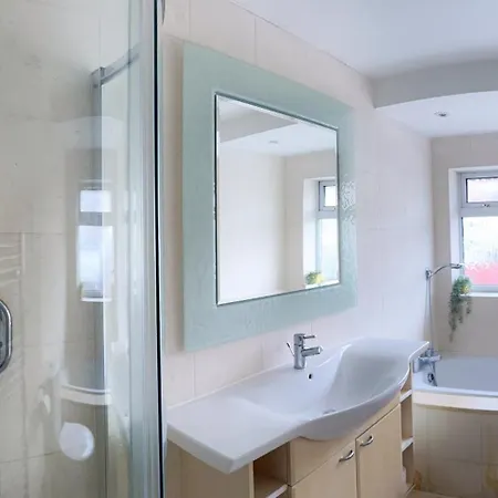 Wembley Oasis: Modern Semi-detached Near Stadium *