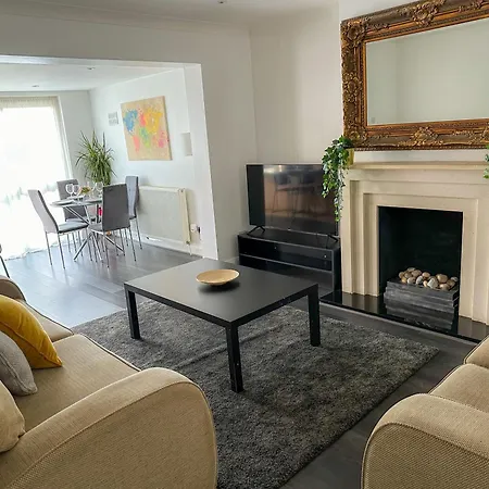 Holiday home Wembley Oasis: Modern Semi-detached Near Stadium London