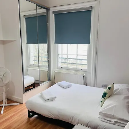 F12- Spacious 2nd Floor Flat Fits 3 Near Paddington