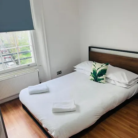 F12- Spacious 2nd Floor Flat Fits 3 Near Paddington Apartment London