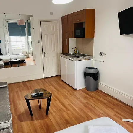 F12- Spacious 2nd Floor Flat Fits 3 Near Paddington