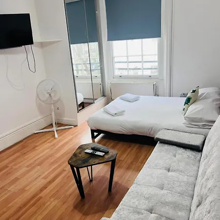 F12- Spacious 2nd Floor Flat Fits 3 Near Paddington