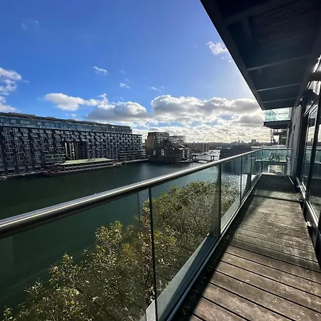 Canary Wharf Apartment *