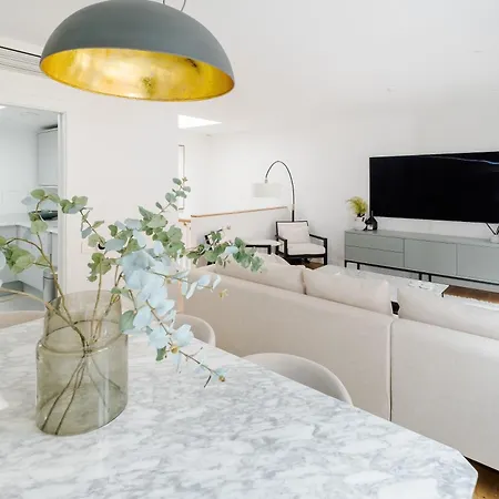 Luxury Mayfair Townhouse With A/c 3br 3ba Holiday home