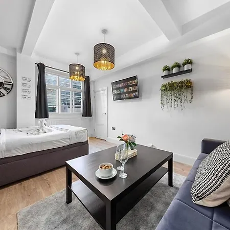 Luxury, Relaxing Apartment! 2 Mins From Paddington Station! *