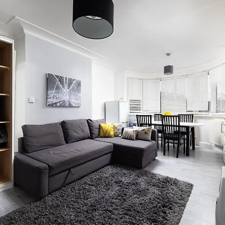 One Bedroom Opposite Brent Cross Station Londres