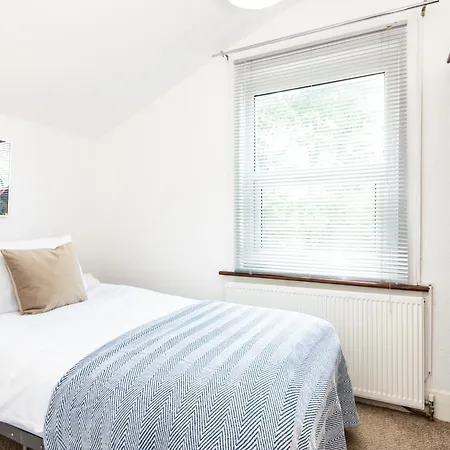 Single With A Shared Kitchen And Bathroom In A 5-bedroom House At Apartment *