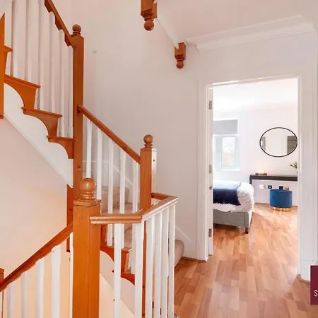 Richmond - 5 Bedroom Townhouse With Parking & Garden