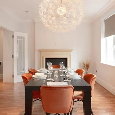 Richmond - 5 Bedroom Townhouse With Parking & Garden Apartment London