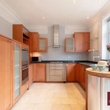 Richmond - 5 Bedroom Townhouse With Parking & Garden London