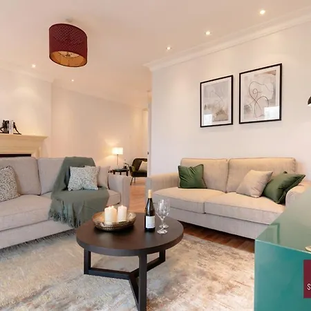 Richmond - 5 Bedroom Townhouse With Parking & Garden London