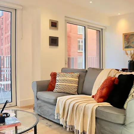 Luxury 2 Bed Vauxhall, Balcony, Sleeps 4, - Open For Business Stays, Long Stays, Families Relocating لندن
