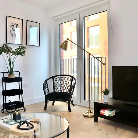 Luxury 2 Bed Vauxhall, Balcony, Sleeps 4, - Open For Business Stays, Long Stays, Families Relocating لندن