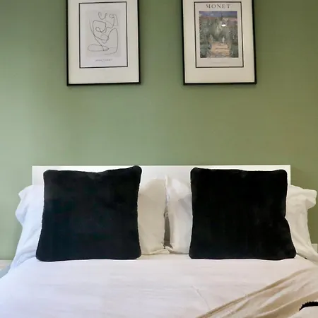 Luxury 2 Bed Vauxhall, Balcony, Sleeps 4, - Open For Business Stays, Long Stays, Families Relocating Lägenhet London
