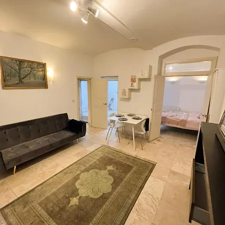 Moments From Hyde Park Apartment