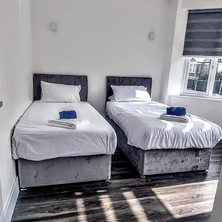 Apartment Star London Finchley Lane 3-bed With Garden