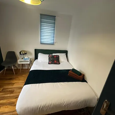 Elegant 2 Bedroom Flat In Chiswick Near Tube Stations London
