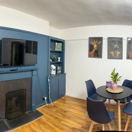 Elegant 2 Bedroom Flat In Chiswick Near Tube Stations Apartment London