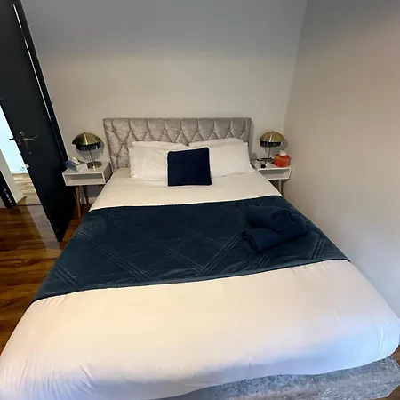 Elegant 2 Bedroom Flat In Chiswick Near Tube Stations Apartment London