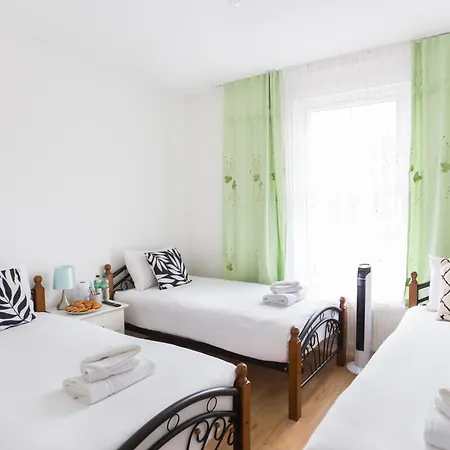 Wood Budget - Next To Mall & Metro Station - 10 Min To Center *