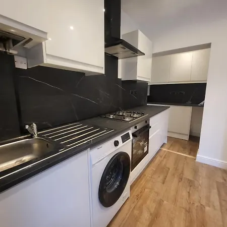 4 Bedroom House - Free Parking, Great Access To London, Herts, Essex