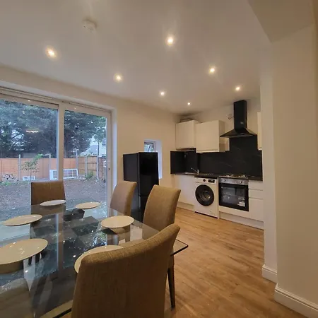 4 Bedroom House - Free Parking, Great Access To London, Herts, Essex *