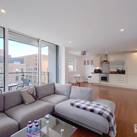 Free Parking - Serviced Two Bed London Docklands Apartment