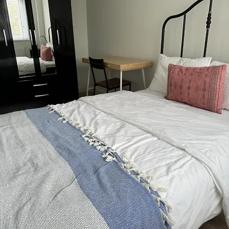 Brand New Suit 10 Min To Walk Central Line!