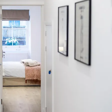 Casa Italia Near Kings Road In Chelsea With Wifi & Washing Machine *