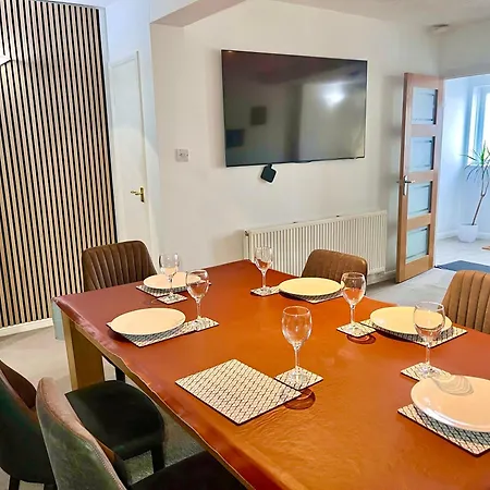 Blue With Parking Holiday home Chessington