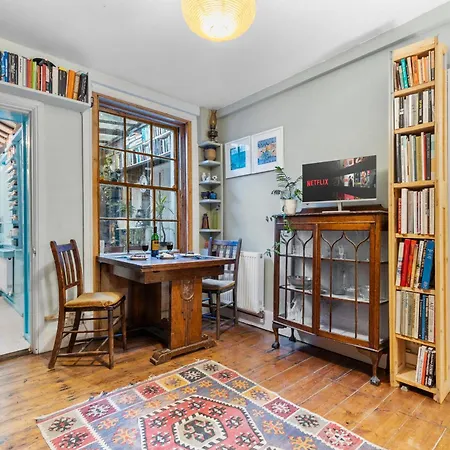 Parea Living - Cosy 1-bed Artistic Flat At Newington *