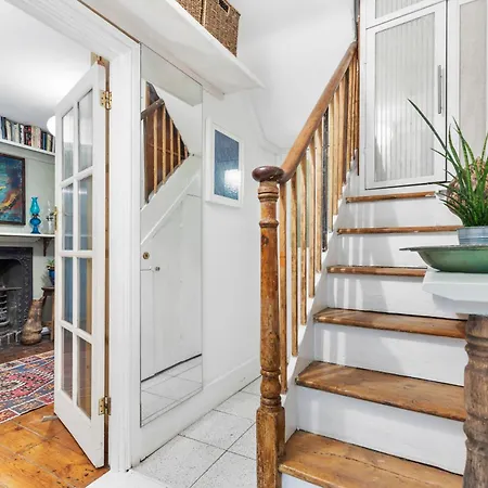 Parea Living - Cosy 1-bed Artistic Flat At Newington Apartment *