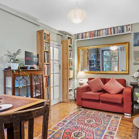 Parea Living - Cosy 1-bed Artistic Flat At Newington *
