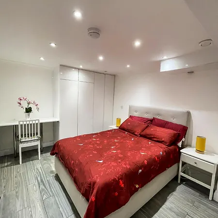 1 Bedroom Flat With Whirlpool Bath London