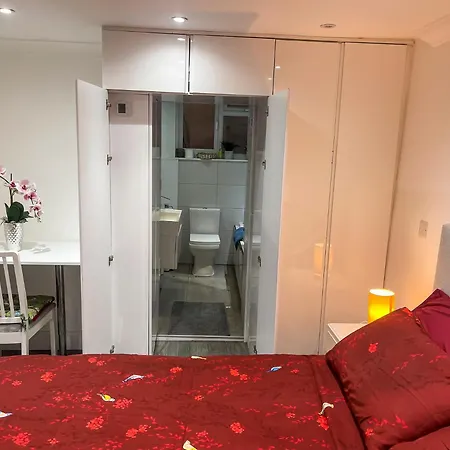 Apartment 1 Bedroom Flat With Whirlpool Bath London