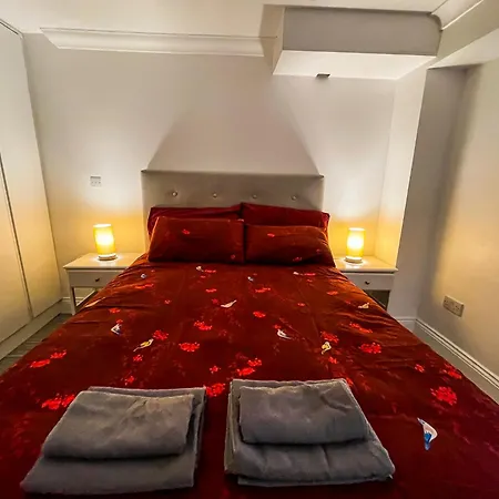 1 Bedroom Flat With Whirlpool Bath Apartment
