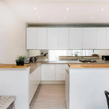Divine 3 Bed House In Battersea Holiday home *