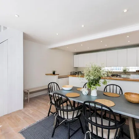 Divine 3 Bed House In Battersea London