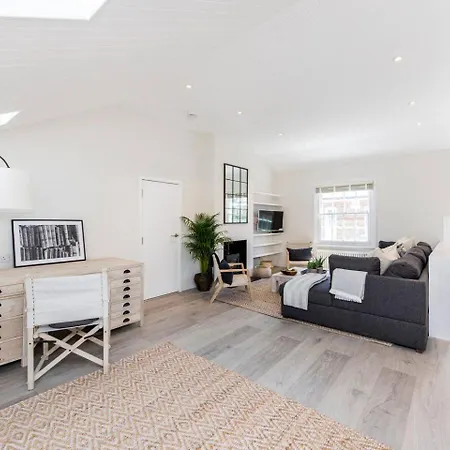 Divine 3 Bed House In Battersea Holiday home London
